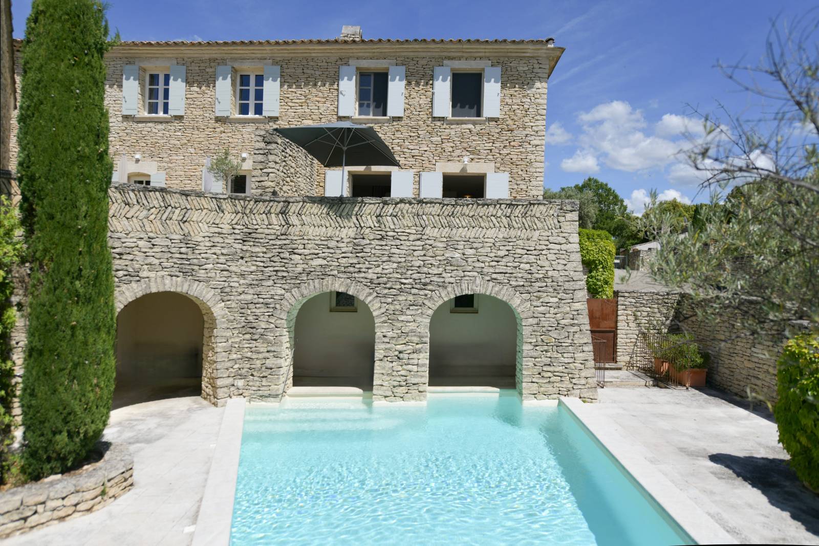 For sale in Gordes, village edge house with garage and swimming pool in a charming small residence.