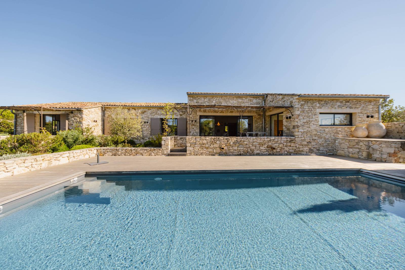 For sale, superb stone house with swimming pool and views in a residential area at the foot of Gordes.