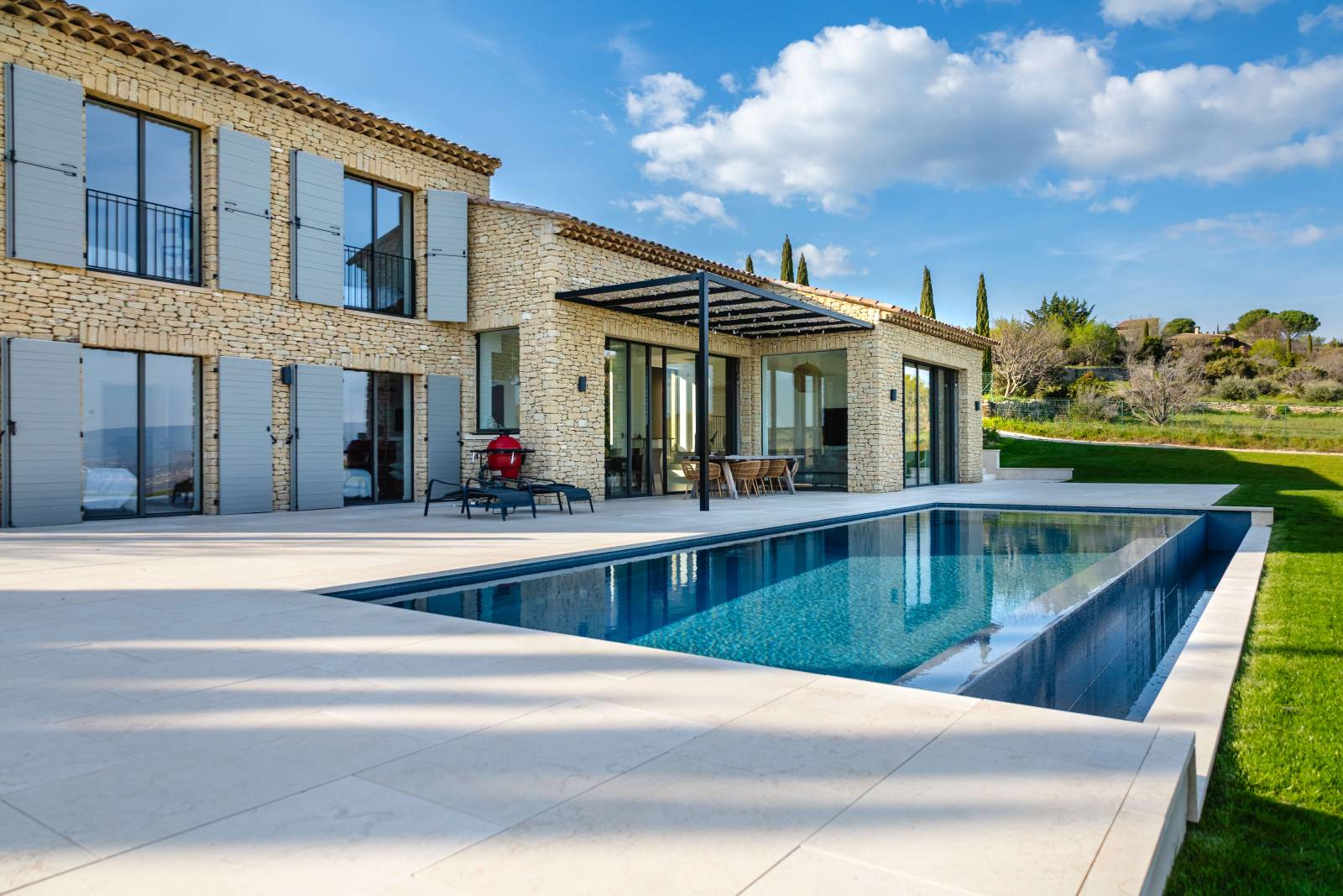 A few minutes’ walk from the heart of Gordes, contemporary house for rent with breathtaking views over the Luberon valley.
