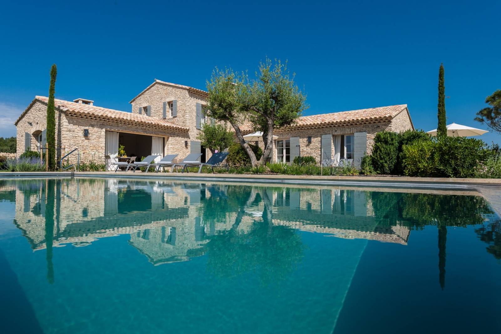 Holiday rental in Gordes, beautiful stone house with infinity pool and views over the Luberon valley and the mill.
