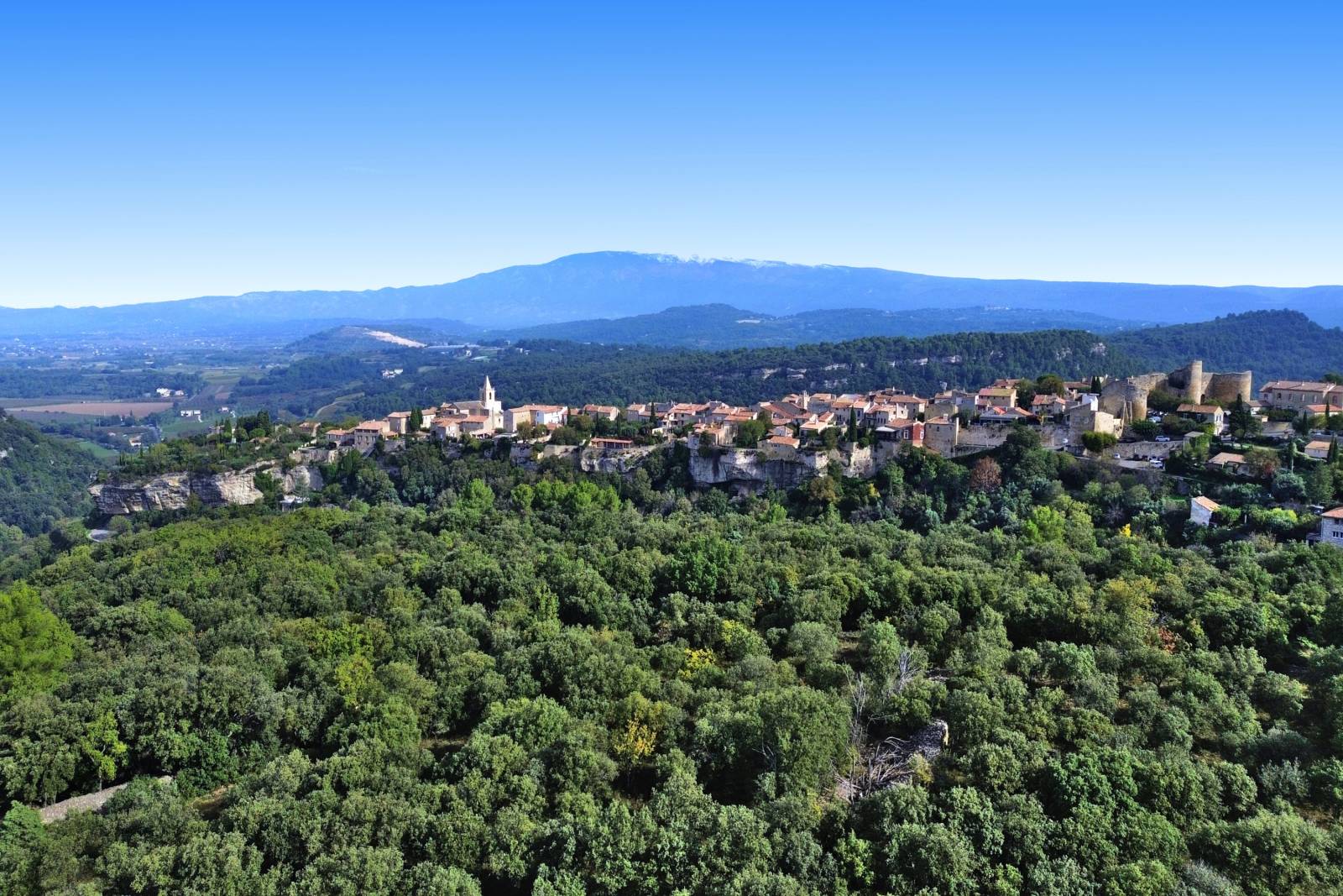 For Sale - Villa to renovate on around 5000 m² of land, panoramic view of Mont Ventoux as far as the Dentelles de Montmirail