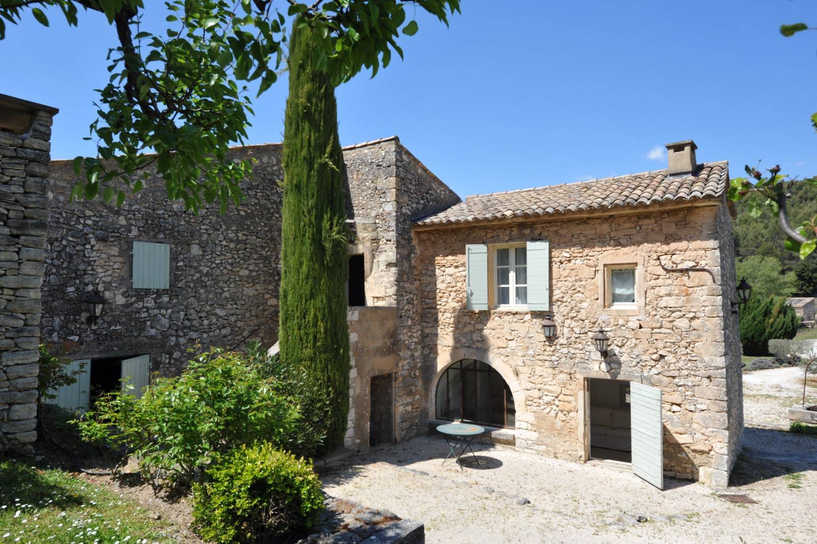 Large charming old farmhouse near a listed village in the Luberon