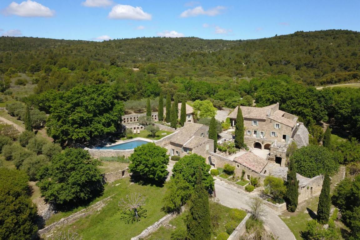 Close to Gordes, unique property full of character set on 25 hectares