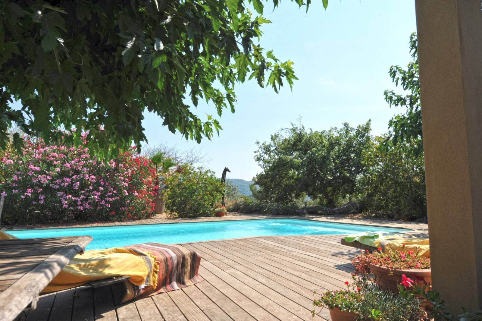 On the heights of Apt, single storey house with gîte and 2 swimming pools
