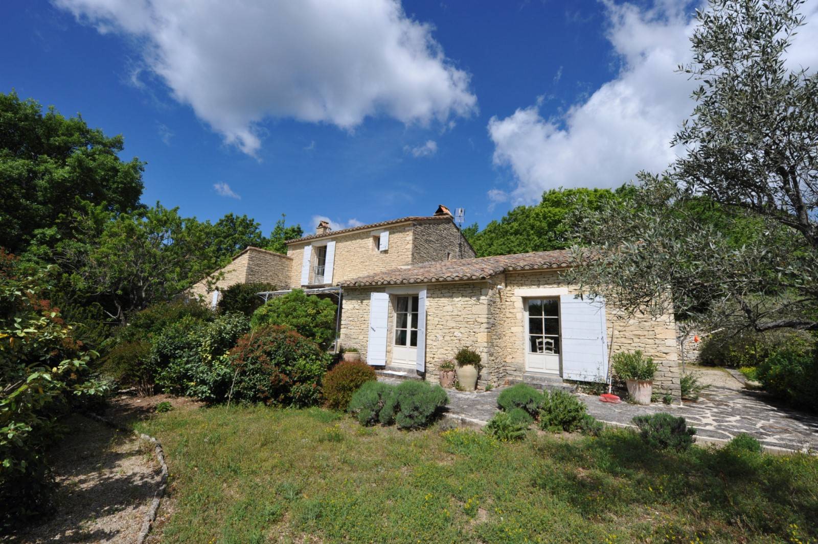 Exclusive sale in Gordes, stone house on a wooded plot with a swimming pool
