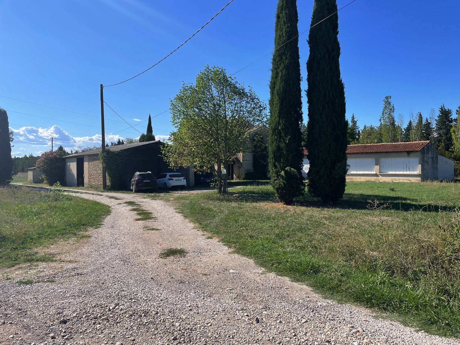 in Monteux, Farmhouse to renovate on 1,5 ha in a quiet area near town centre