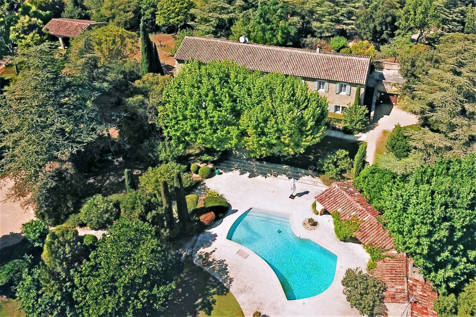 Real estate with 2 stone farmhouses just a few steps from the centre village of Cabrières-d'Avignon