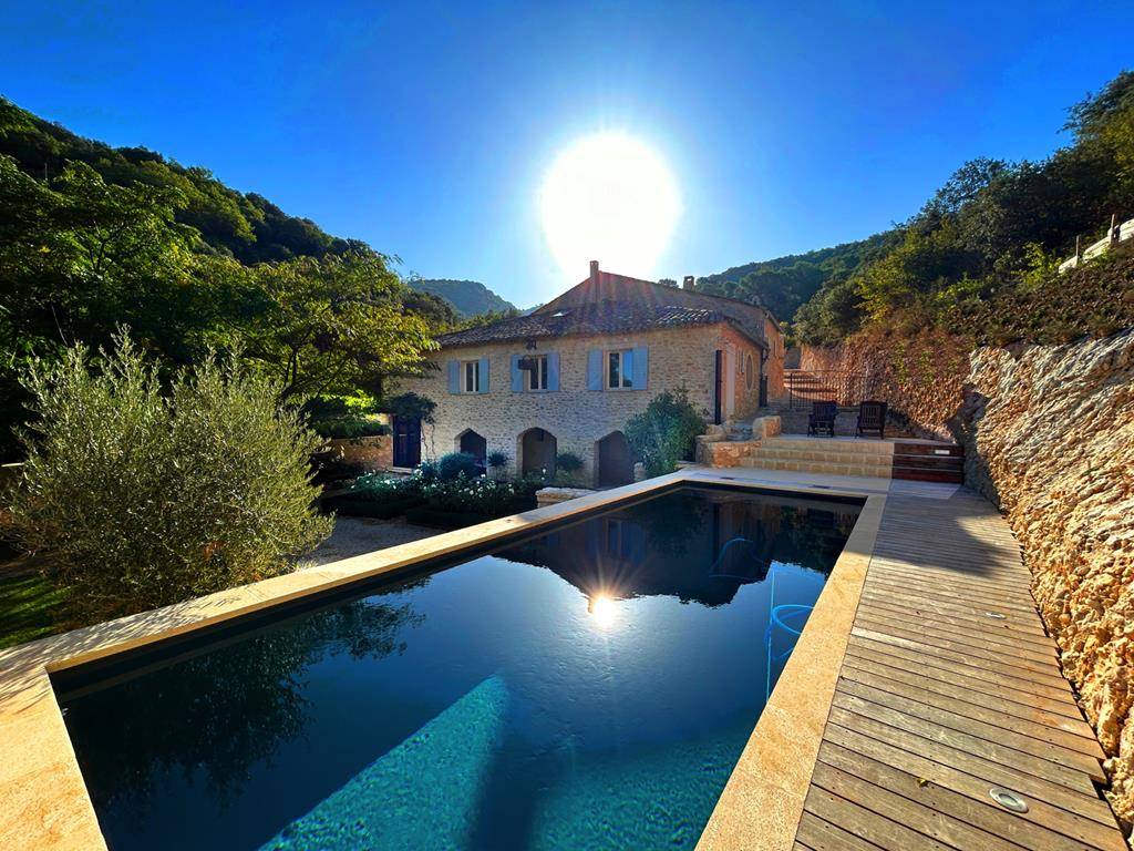 Le Beaucet - Renovated 19th-century manor house between Ventoux and Luberon with swimming pool and self-contained gite.