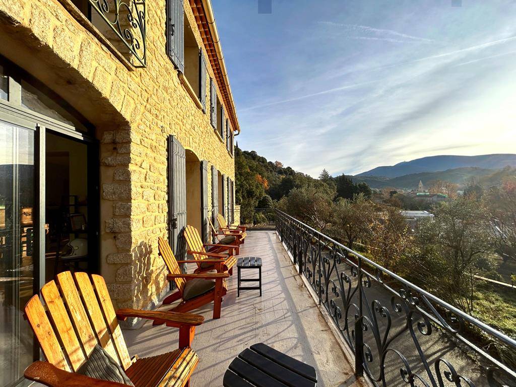 House in a dominant position on over 9000 m² with views over the village of Entrechaux and Mont Ventoux