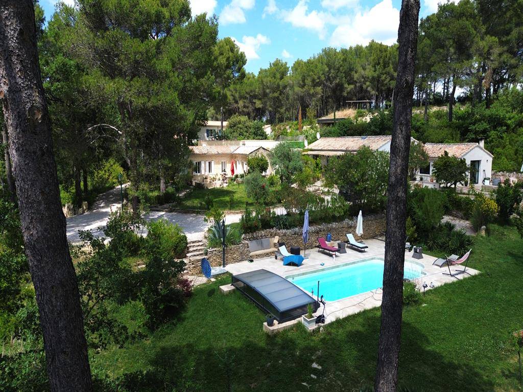 Pernes-Les-Fontaines : One-storey house in a dominant position in the heart of a pine forest