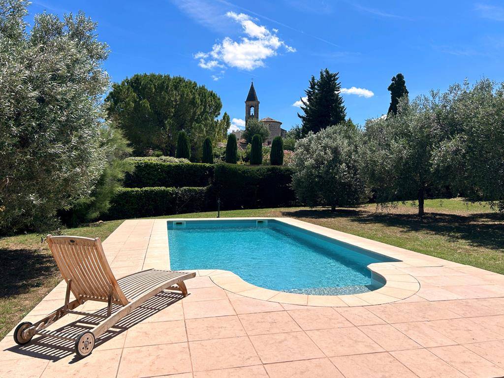Villa in the heart of the village of Jonquerettes, on a 2277 m² plot with swimming pool and Mont Ventoux view