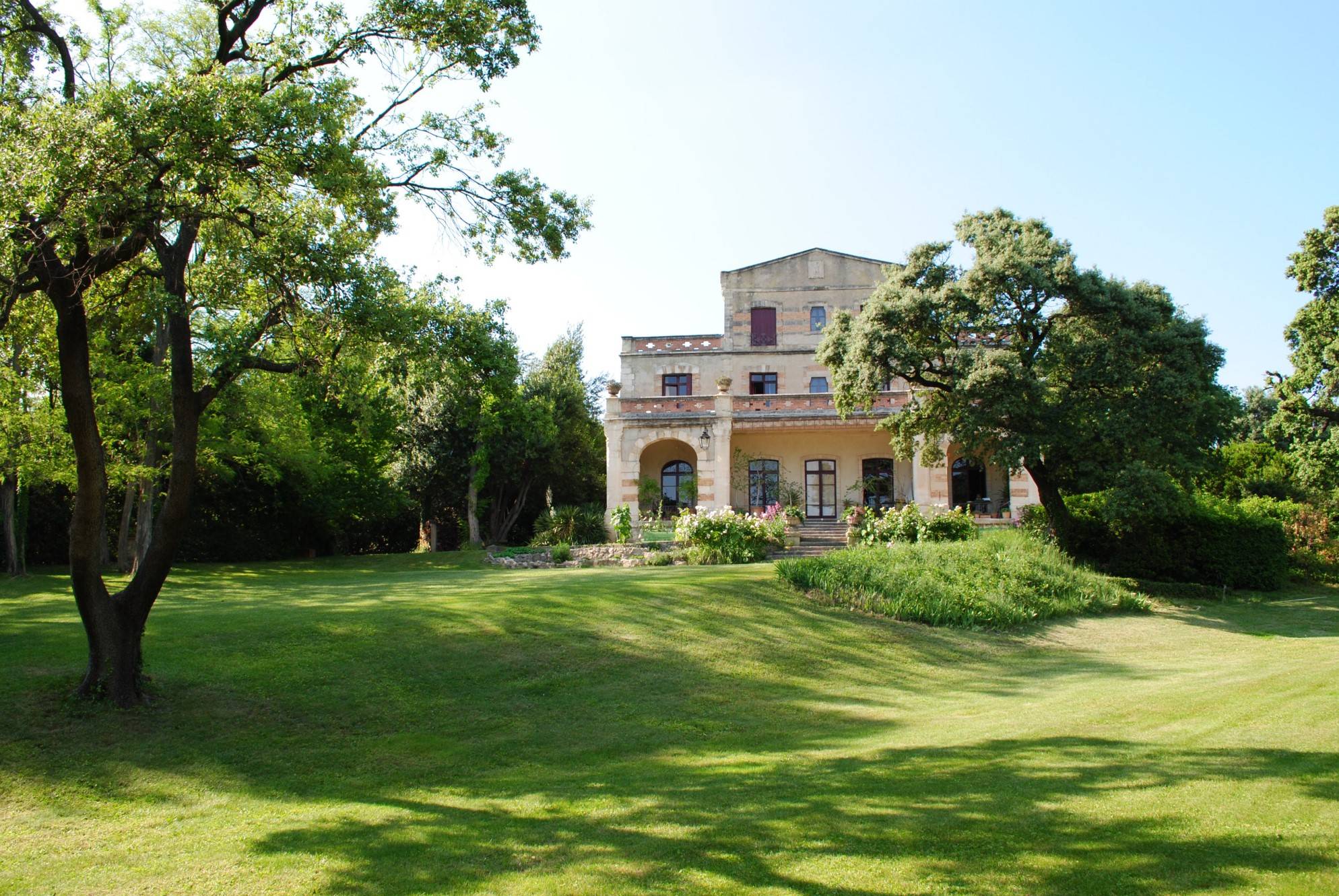 In Avignon, exlusive mansion with outbuilding and swimming pool on more than 1 hectare