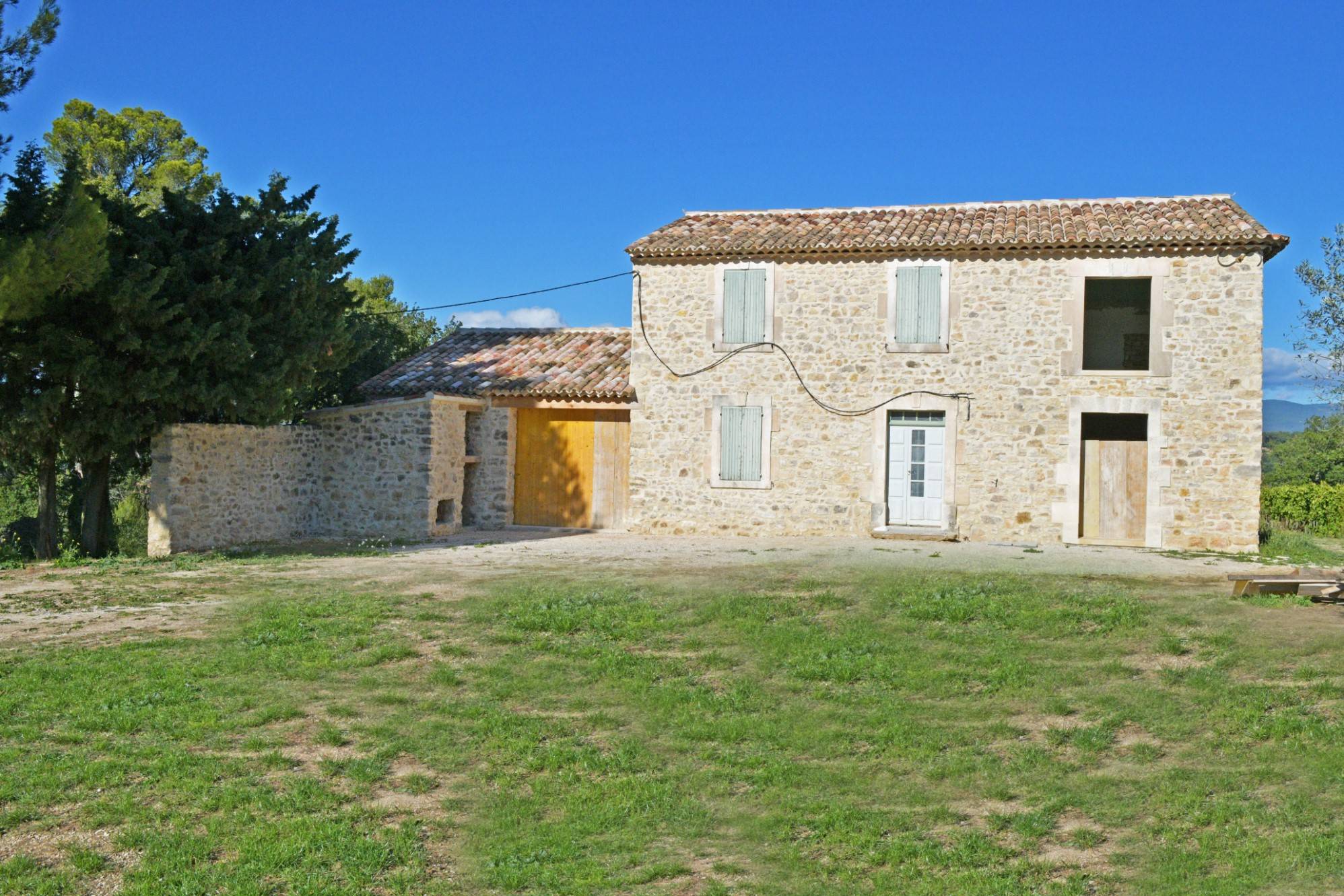 Old farmhouse to renovate with superb views over 1 hectare in the village of Goult