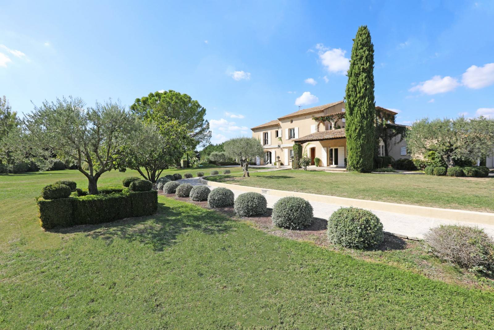 In the countryside near l'Isle sur la Sorgue, beautiful property on more than 2 hectares with pool and tennis court