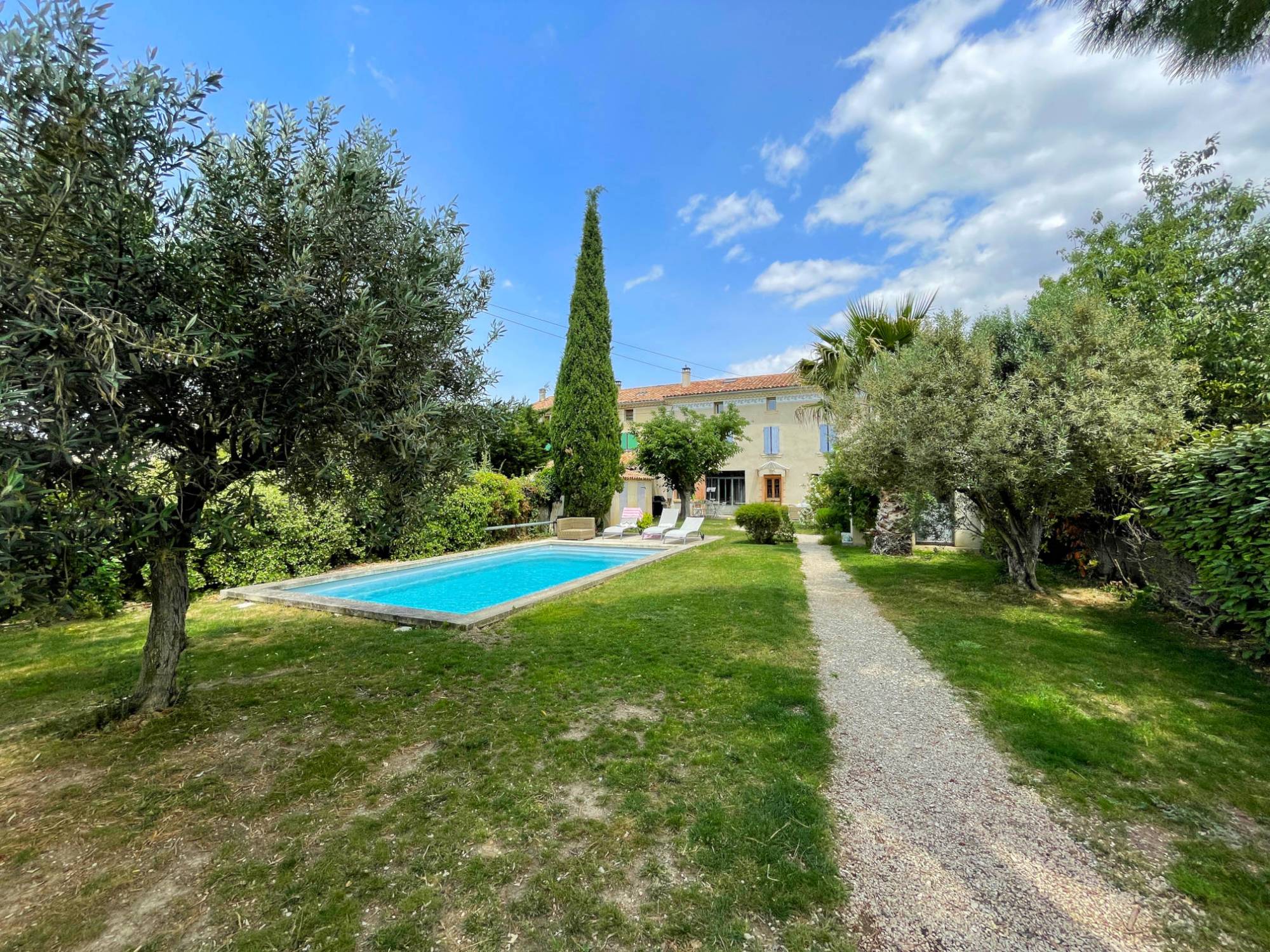at the gates of the Ventoux, elegant 19th century town house, totally renovated with swimming pool.