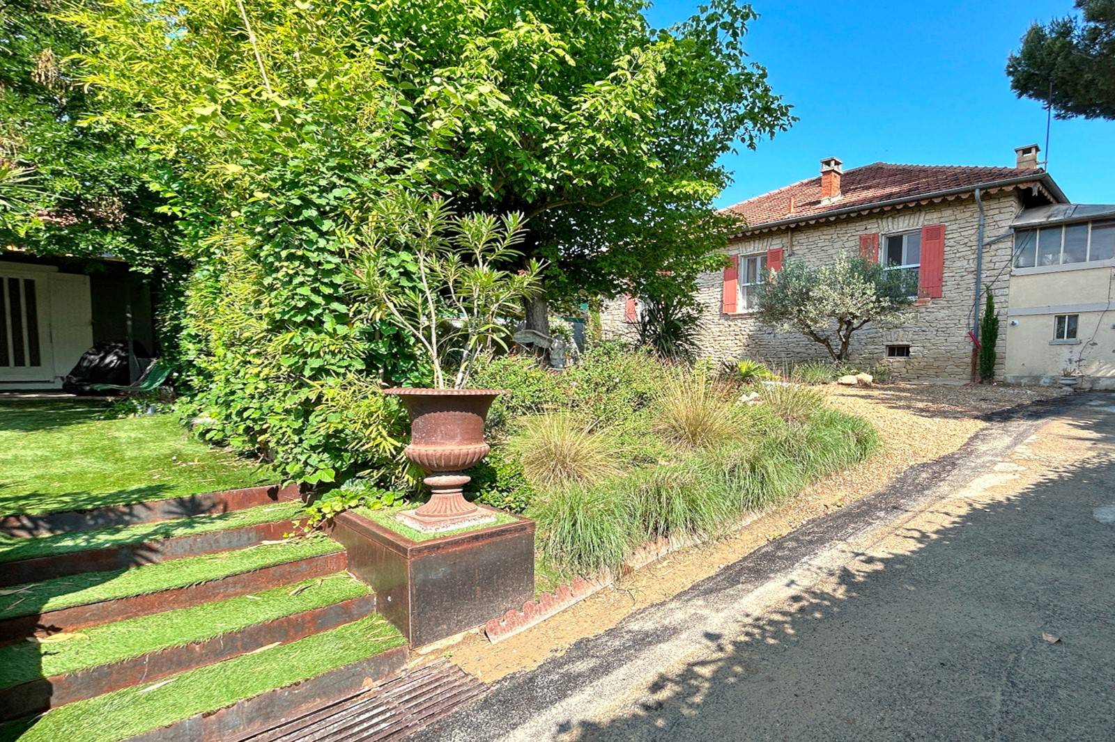 Stone house from the end of the XIXth century,  very quiet area, close to all amenities