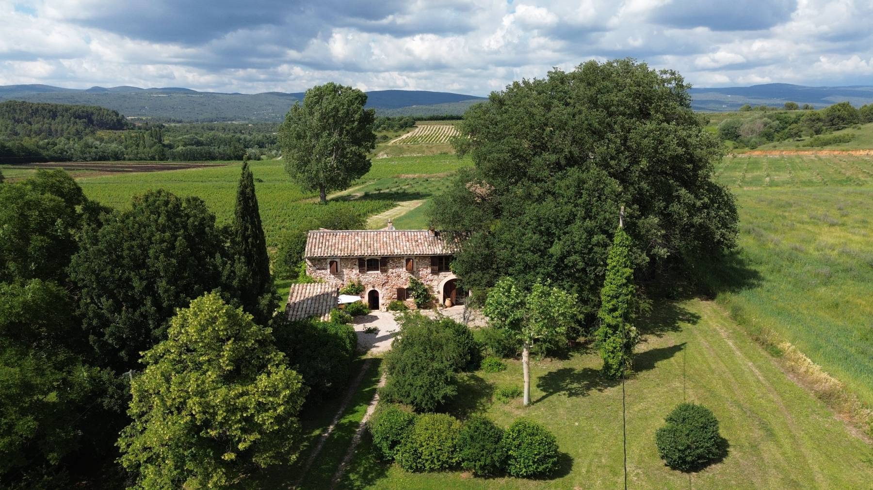 Roussillon, old farmhouse to renovate on more than 10000 m² of land