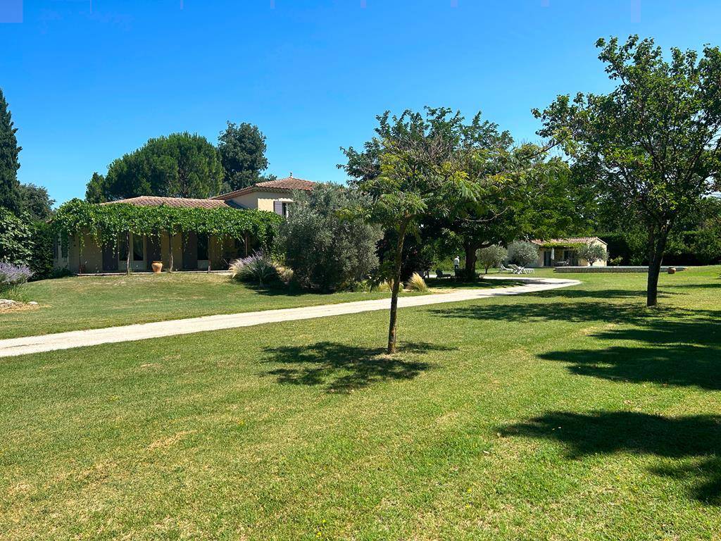 Villa with gite and swimming pool on 3590 m² in absolute peace and quiet in Pernes-Les-Fontaines