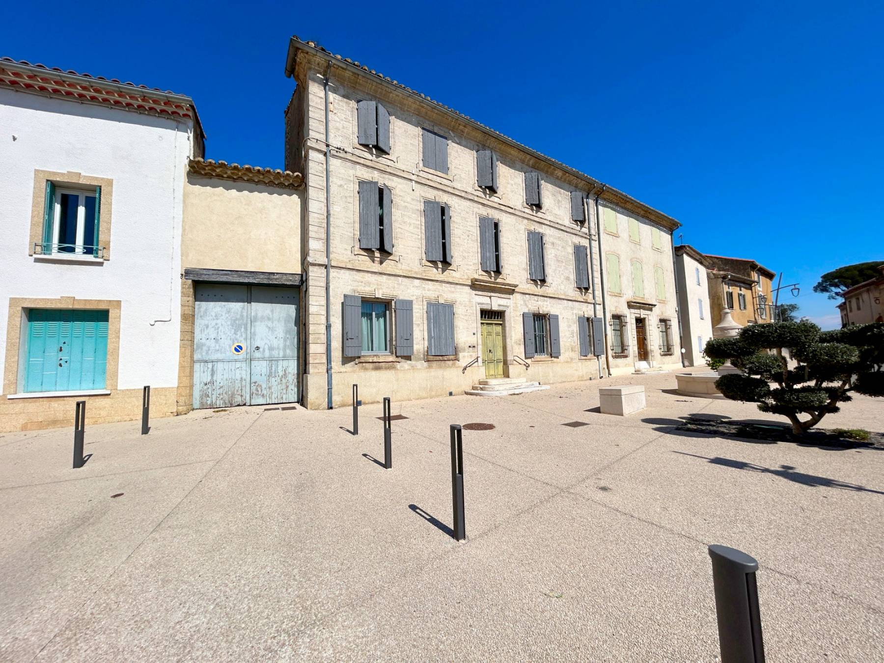 RARE:17th century manor house with garden and outbuildings in the heart of the village of Saint-Geniès-de-Comolas