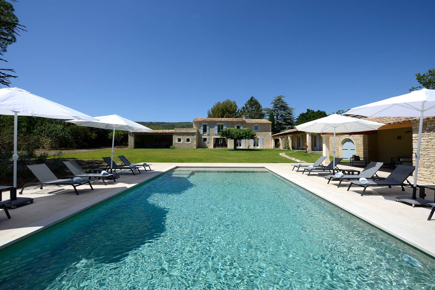 Stunning Estate rental in Gordes in a Mediterranean park with pool and multisport court