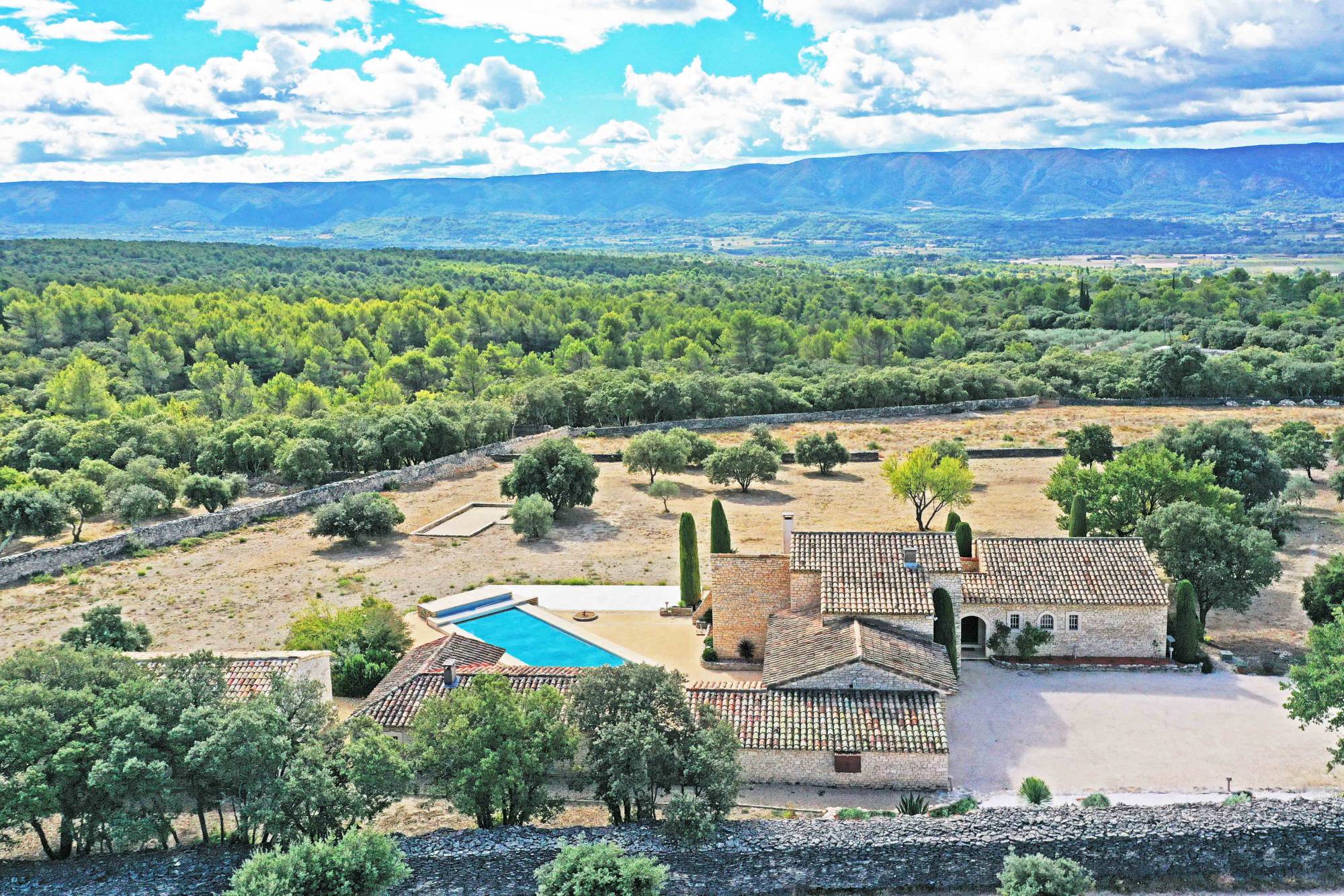 SOLE AGENT : superb stone property in Gordes with panoramic view on the Luberon