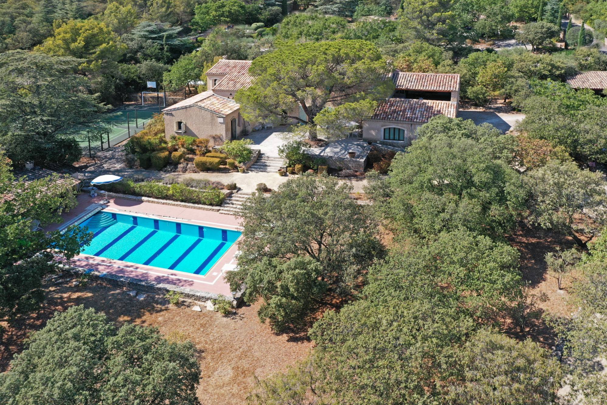 For sale, exclusive listing near Gordes: modern bastide on the edge of the village
