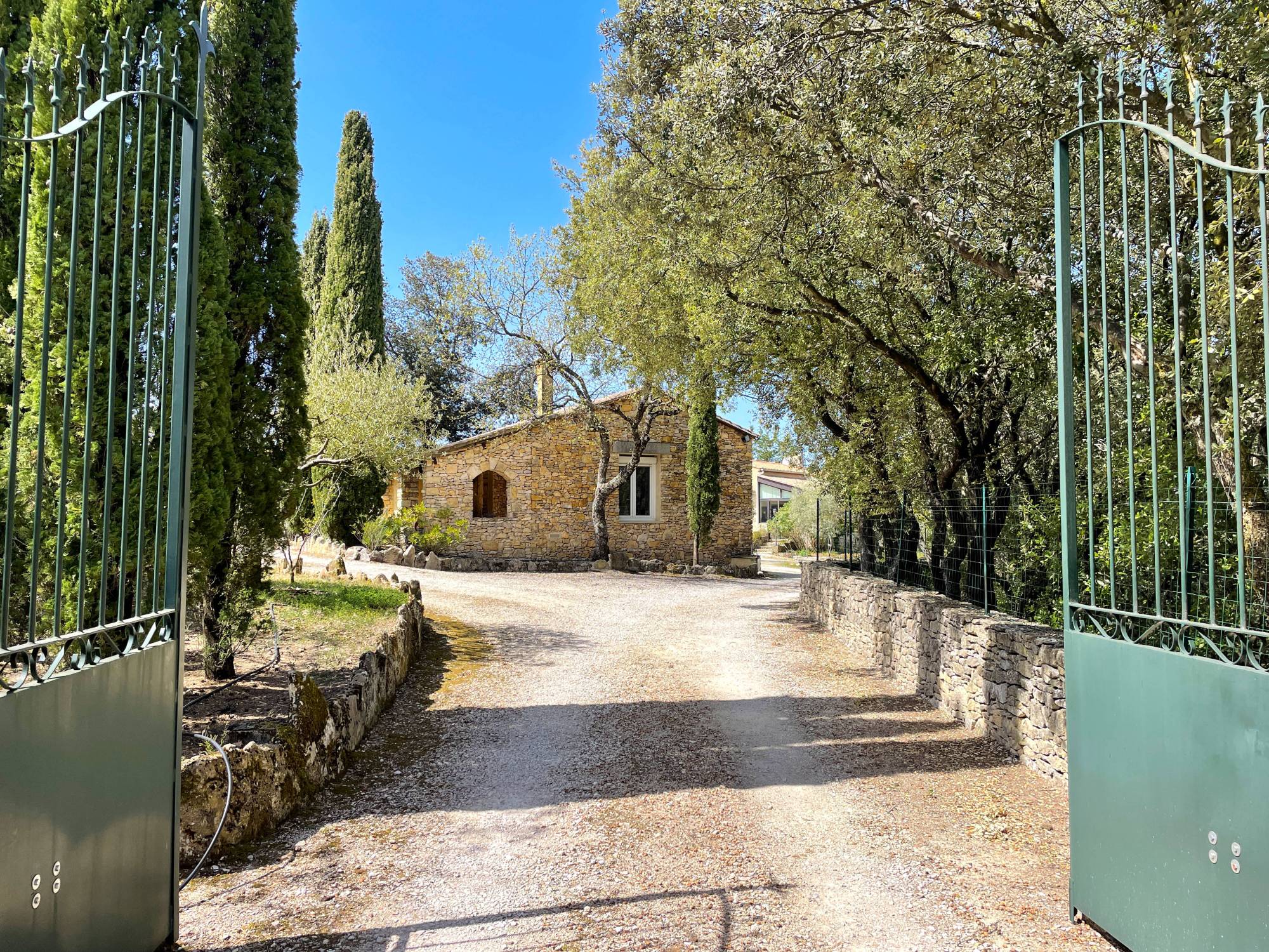 Sale, Venasque, Single storey villa with infinity pool and view on the Mont Ventoux.