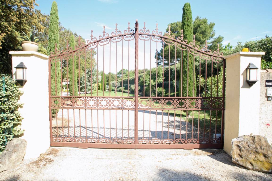 IN L'ISLE SUR LA SORGUE, LARGE HOUSE WITH SWIMMING POOL AND VIEW ON THE ALPILLES