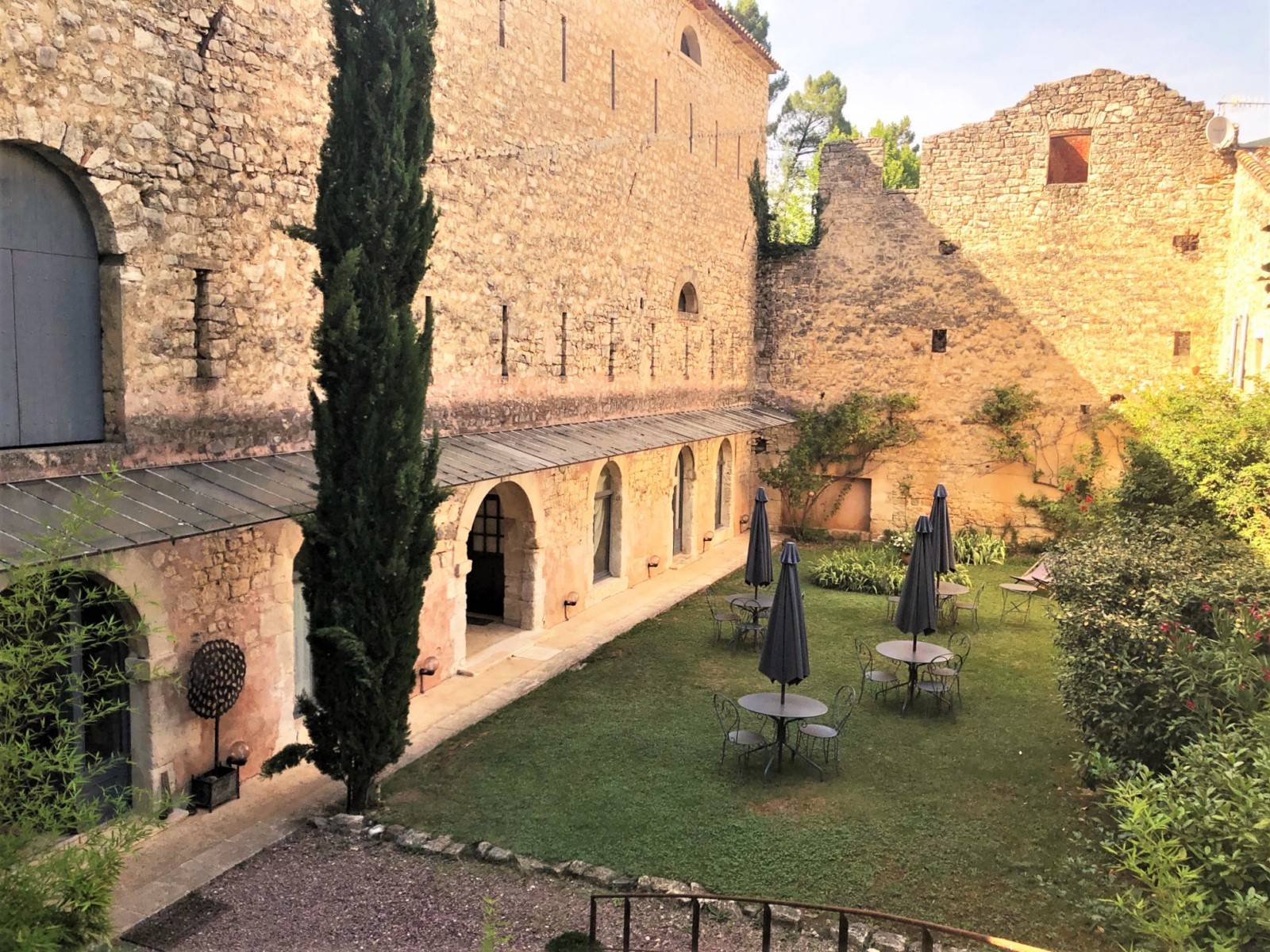 Close to Rustrel, one of the most beautiful village of Luberon, on a classified Ochres site, magnificent property dating from the 19th century