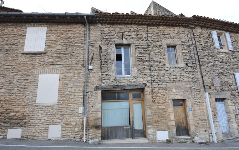 45 minutes from the Avignon TGV train station, 1 hour from Marseille airport and in the heart of one of the most beautiful villages in France