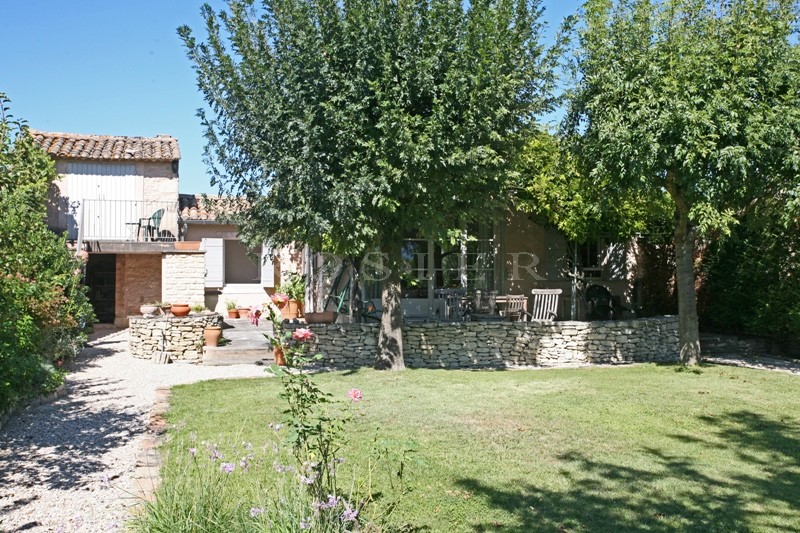 In the Luberon, just a few minutes from Gordes, two houses for sale by Rosier in the Luberon.