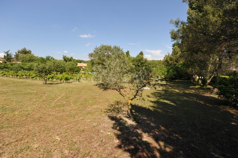 A few minutes from the centre of Gordes, over 1,000 m² of land with building permission