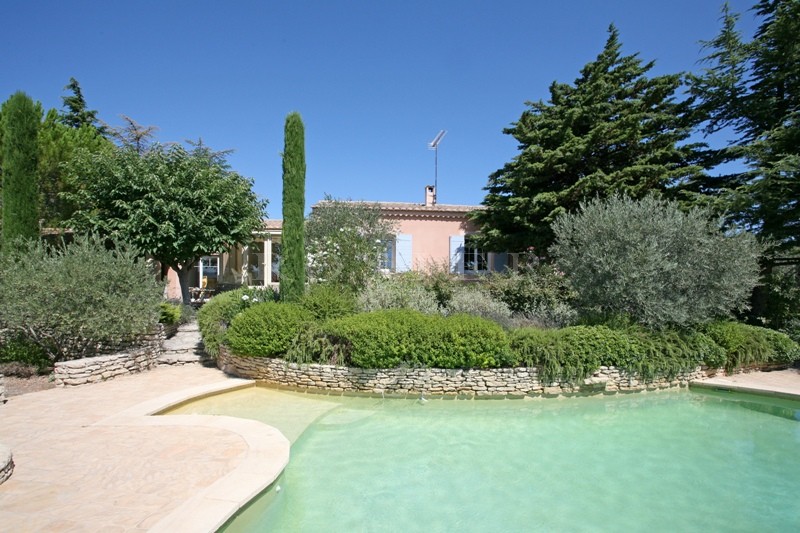 For sale, in a lively village of Luberon, charming house with a swimming pool and beautiful views of the Luberon mountains