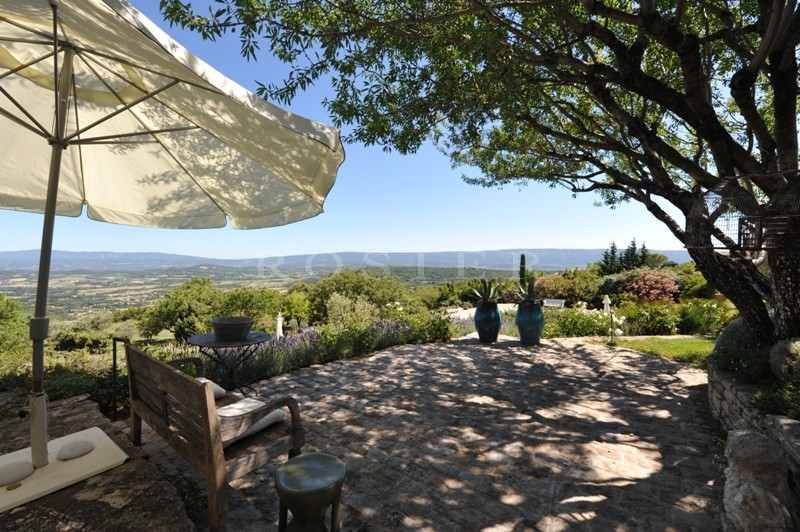 For sale in Luberon, just a few minutes walk from the centre of Gordes, a property of character with breathtaking views over the valley and the Luberon.