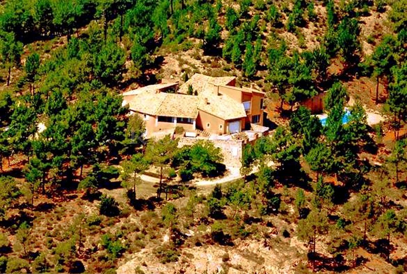 Close to Gordes and Roussillon and just a few minutes from the Luberon's other hilltop villages, a vast architect's property with swimming pool and outbuildings on more than 4 hectares (almost 10 acres) of land 