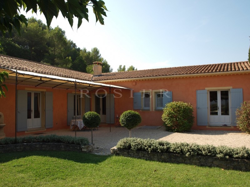 Recently constructed house with panoramic views of the Vaucluse mountains, Mont Ventoux and several villages in the Luberon valley