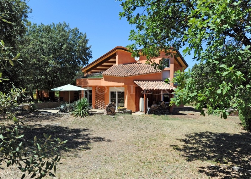 Contemporary house in the heart of the Luberon, near the villages of Roussillon and Gordes