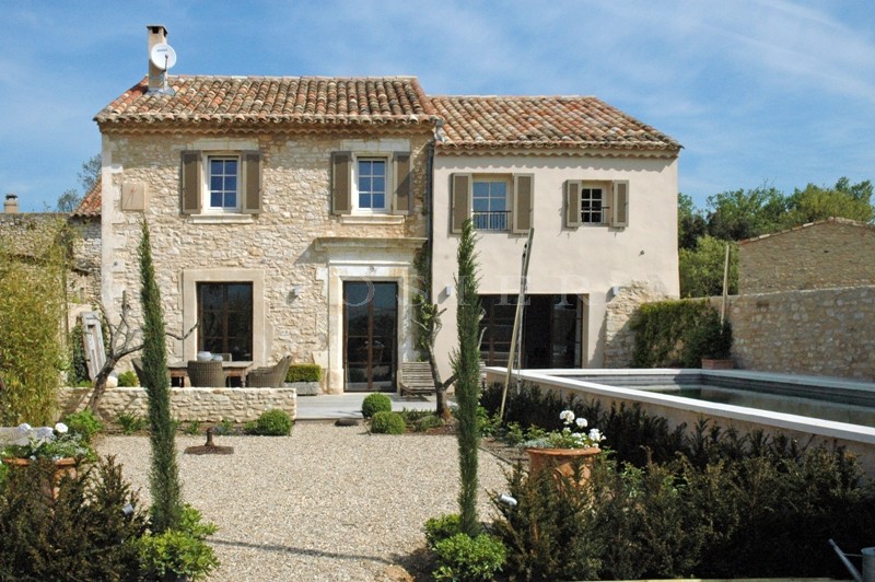 In the area of Gordes, hamlet house facing the Luberon with a lovely landscaped garden and swimming pool