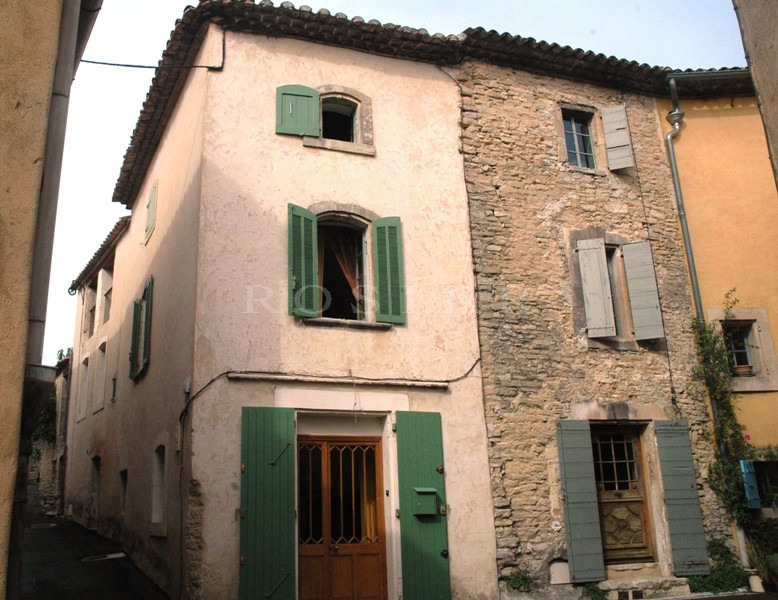 Three levels village house, located in a dynamic village all year long, in the Luberon