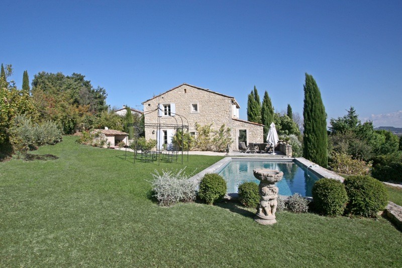 Exclusivity for sale at Agency ROSIER in Gordes, sitting up against the hills of this lovely village in Luberon, this charming stone house offers approximately 200 m² of living space.