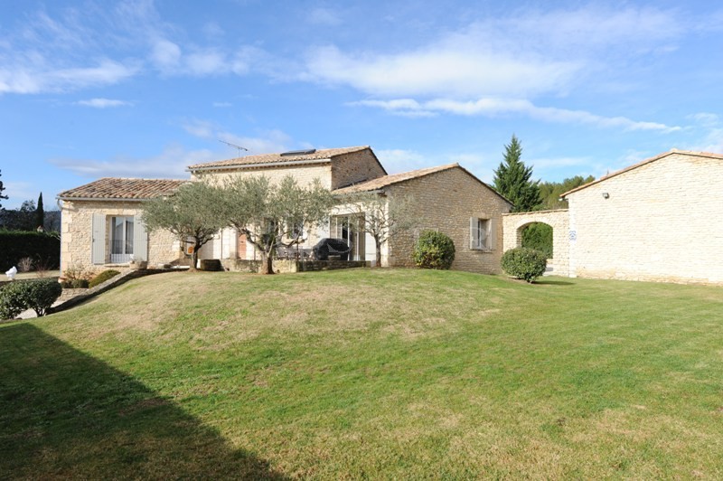 Between the Luberon and Vaucluse  mountains, for sale, lovely stone house with swimming pool and adjoining land.