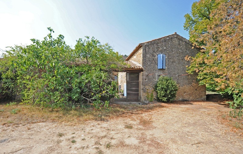 In the heart of the Luberon and close to local shops, a semi-detached farm house with an interior courtyard.