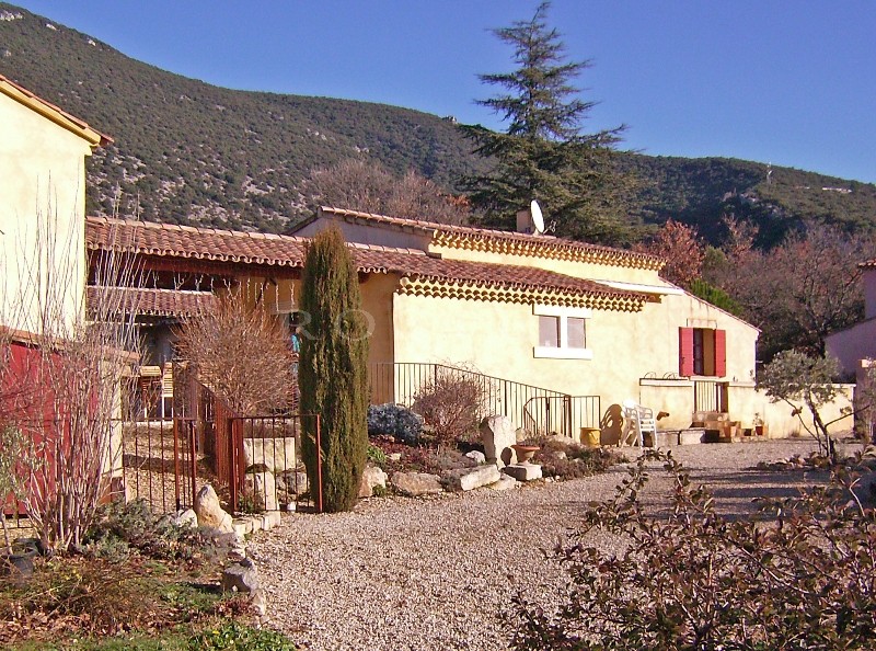 Close to one of the Luberon's charming villages, for sale, spacious house with patio, terraces, swimming pool and view