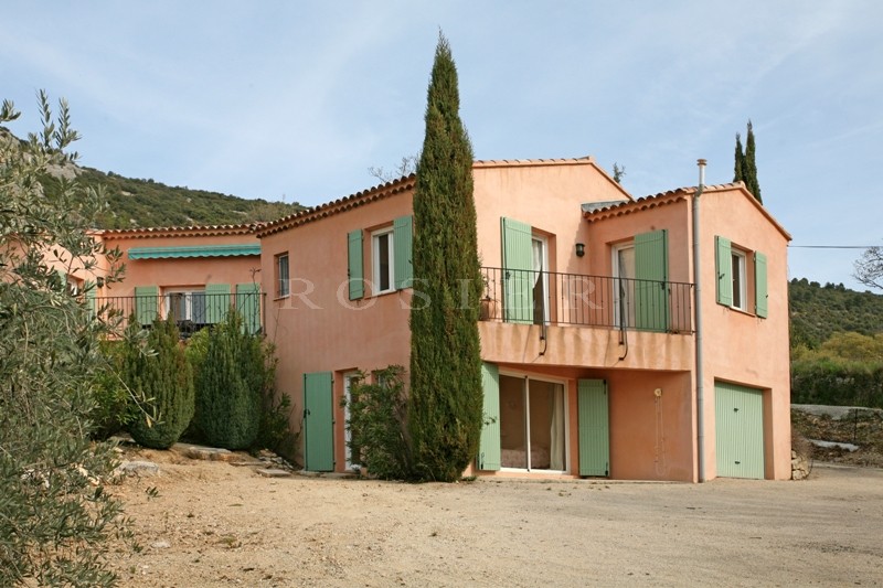 Luberon, for sale, villa with views of the Luberon and swimming pool on the outskirts of a village in Provence