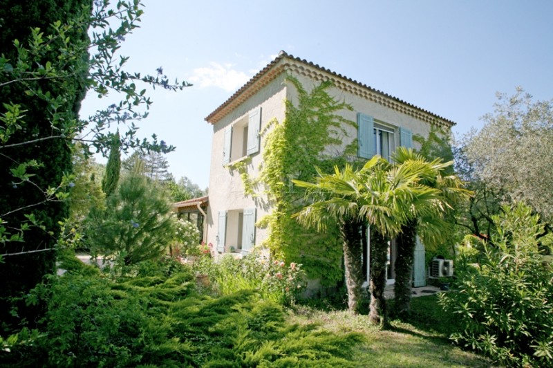 Isle sur la Sorgue, on the banks of the river Sorgue, charming villa with a garden, a swimming pool and tennis court
