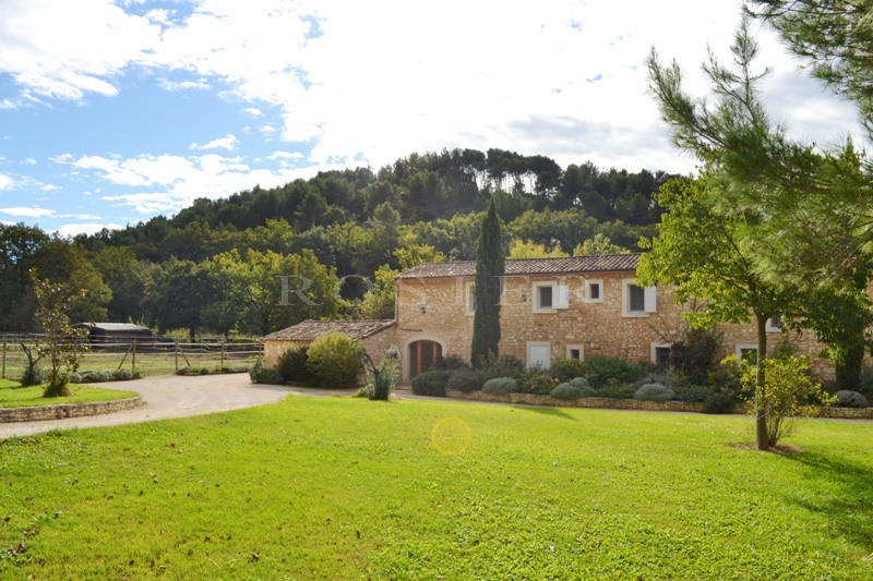 For sale in Comtat Venaissin, property comprising a renovated sheep farm, a small farm and a guest house on a park of 9 000 m² with swimming pool