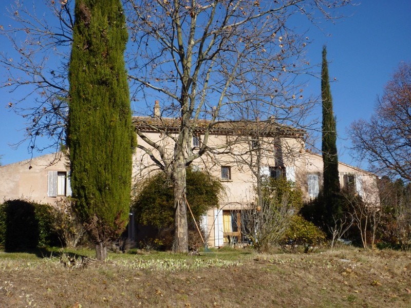 For sale in Luberon, near Roussillon, authentic provençal farmhouse requiring renovation work. Superb potential. 