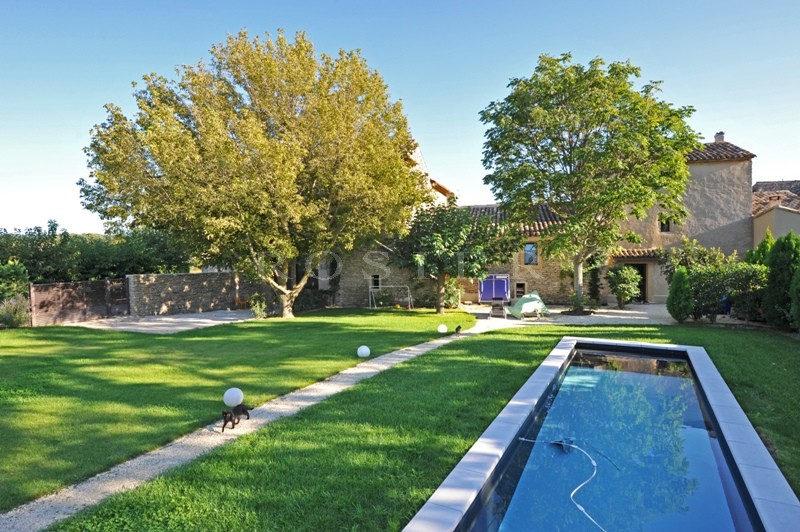 Near Gordes in Luberon, for sale, real provençal mas ( farmhouse) renovated in contemporary style with garden, swimming pool and courtyard. 