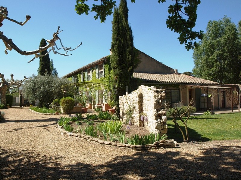 For sale in Pays des Sorgues, charming renovated farmhouse with outbuildings, pond, swimming pool on more than 3,6 hectares of land. 