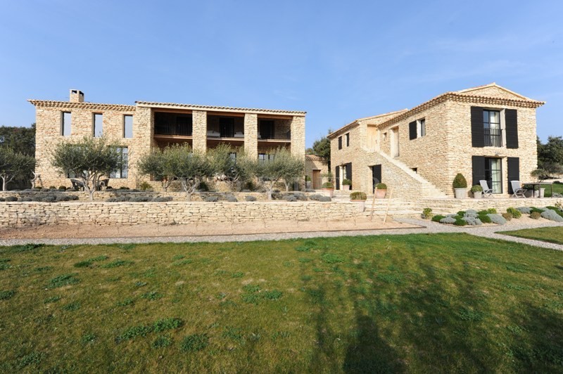 Few minutes walk from the prestigious village of Gordes, superb contemporary property with guests house and swimming pool. 